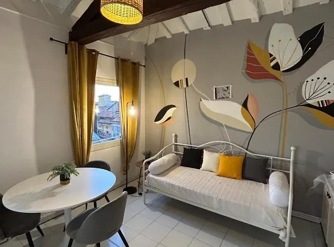 Tower 22 - Centre And Near Train Station Apartament