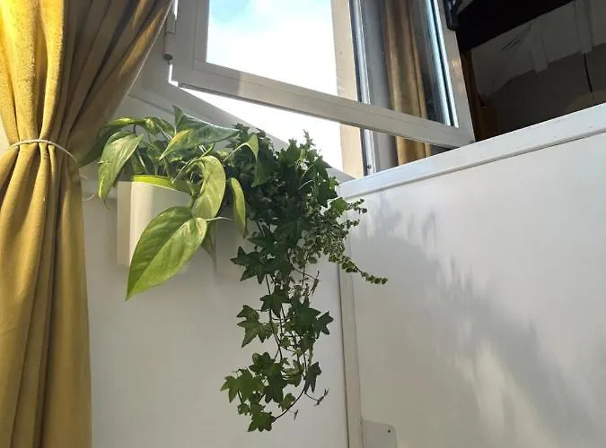 Tower 22 - Centre And Near Train Station *