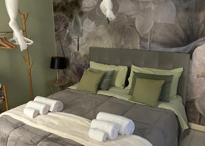 Tower 22 - Centre And Near Train Station *